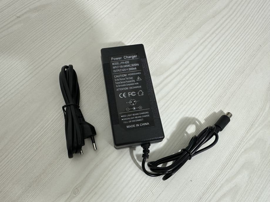 Punjac-adapter za Xiaomi M365 romobil,koristen tek nekoliko puta!