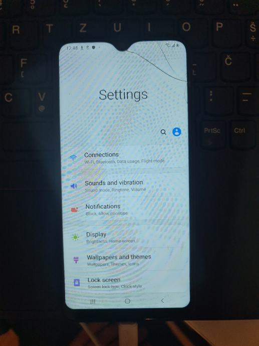 Samsung A10, puknuto staklo, radi touch, otključan