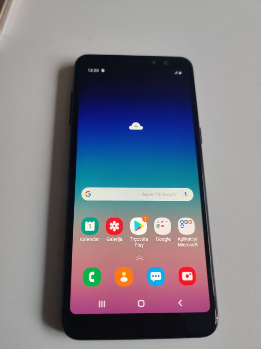 Samsung Galaxy A8 dual sim,4 GB RAM, crno--zlatni,sa punjačem