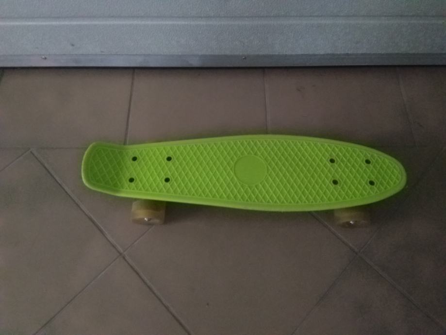 Skateboard sa svjetlecim kotacima