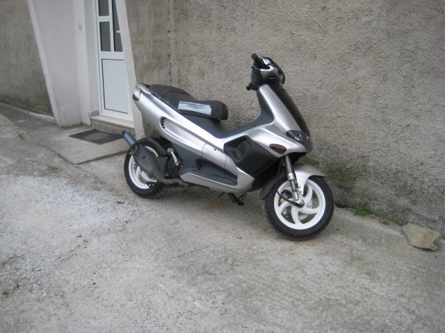 Gilera runner 49 cm3  600€ fiksno, 2000 god.