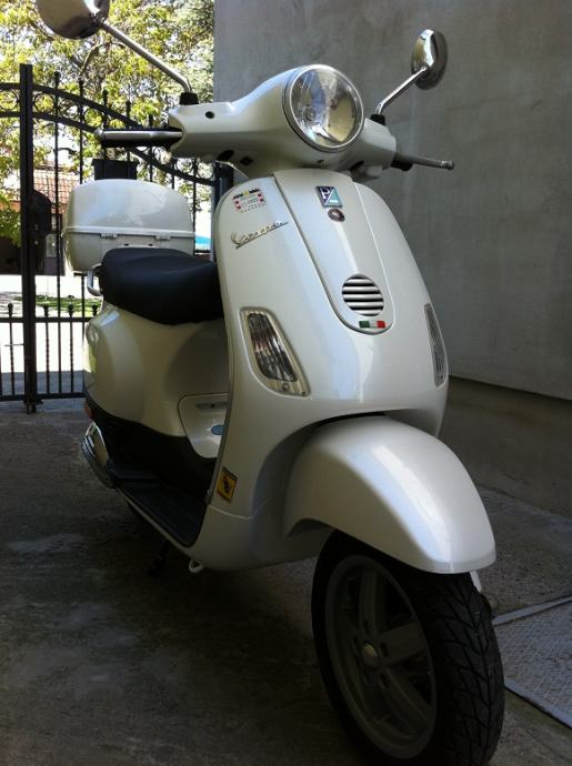 Piaggio Vespa 50 White editone 50 cm3, 2005 god.