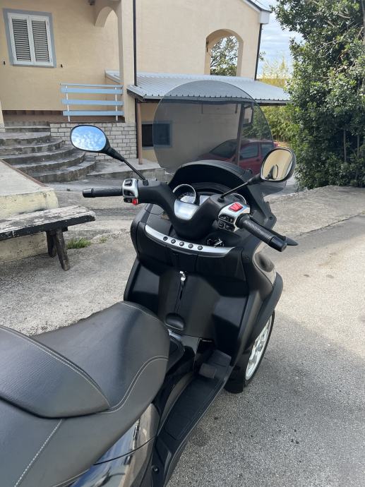 Piaggio Mp3 300 LT B KATEGORIJA, 2018 God.