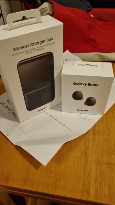 Samsung Galaxy Buds 2 i Wireless Charger duo