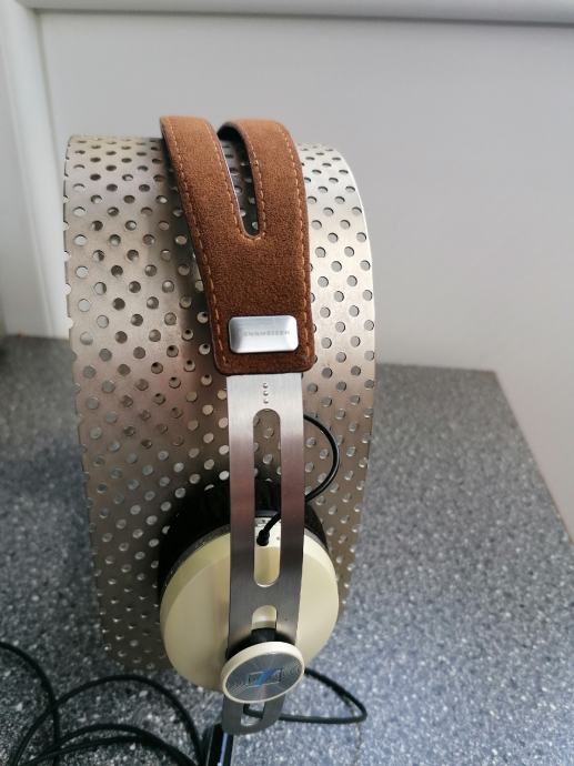 Sennheiser Momentum on ear