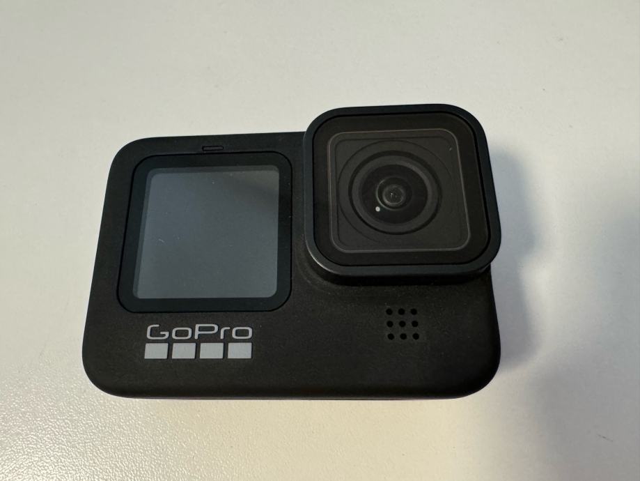 GoPro Hero 9 Black, 2 baterije, punjač, dodaci, kao nov!