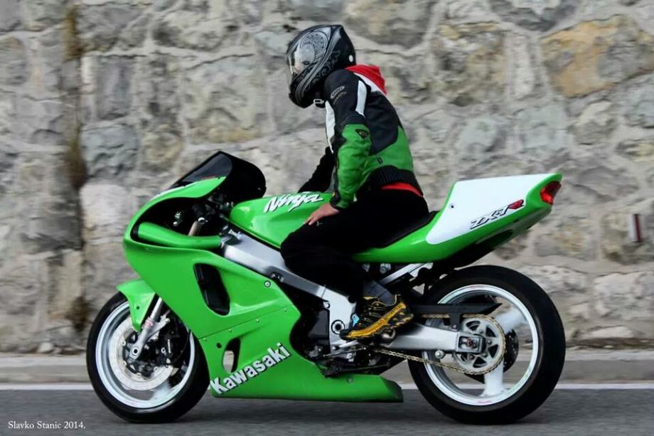 Kawasaki ZX7R 748 cm3, 1998 god.