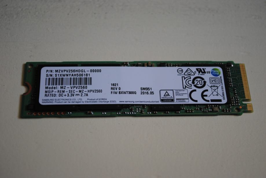 Samsung SSD NVMe 256 GB / M.2 / 2150 MB/s read - 1260 MB/s write