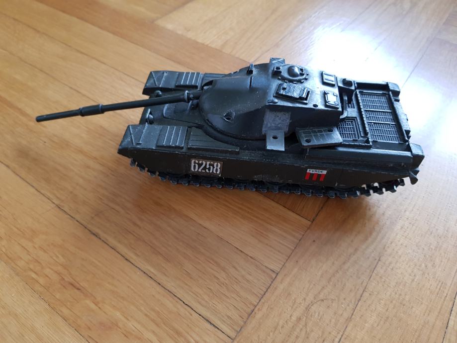 Stari polistil chieftain mk3 tenk iz 1970 godine