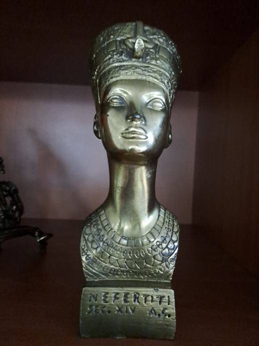 status Nefertiti