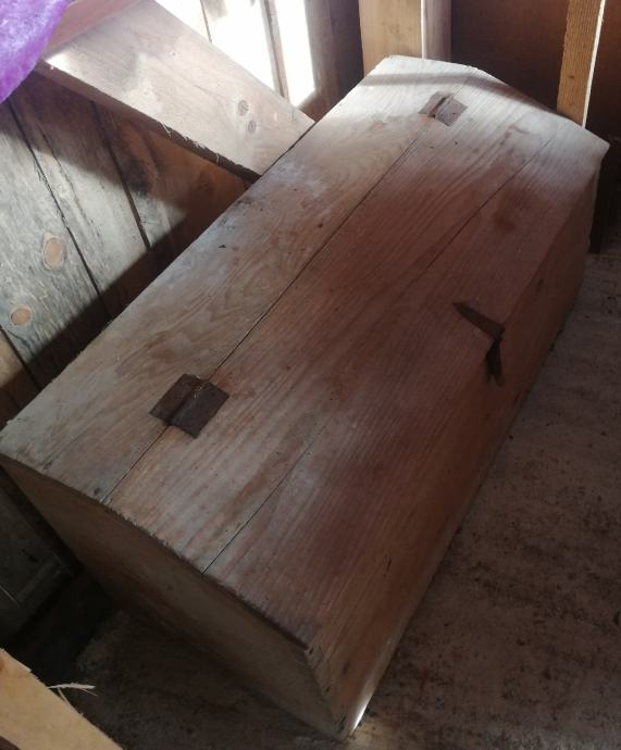 Velika, stara drvena skrinja, kutija, sanduk