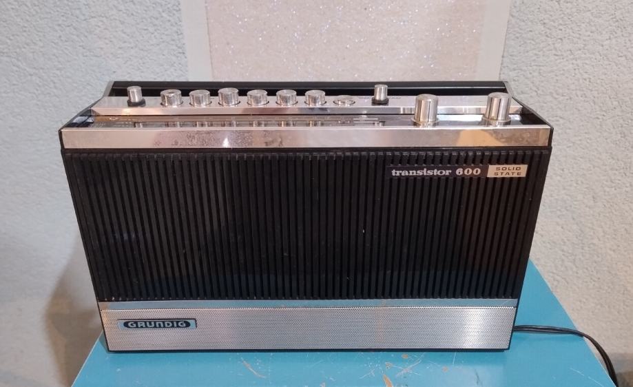 Vintage radio Grunding tranzistor 600 solid state