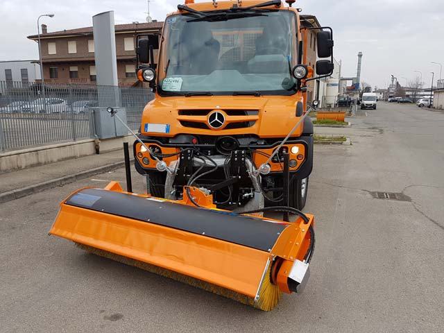 PREDNJA ČETKA ZA UNIMOG ILI TRAKTOR SWC 1600-3000