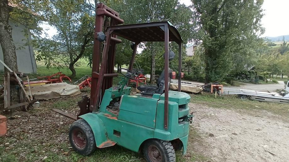 Viljuškar CLARK 2.5T DIZEL