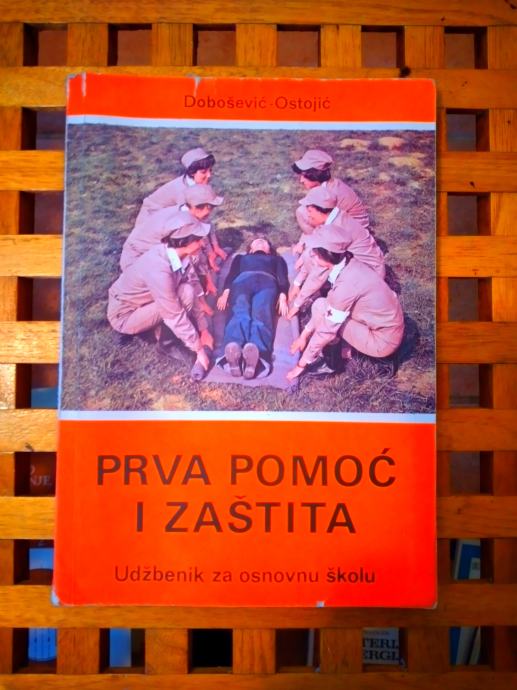 Stari udžbenik Prva pomoć i zaštita 1977 ZA VII I VIII RAZRED