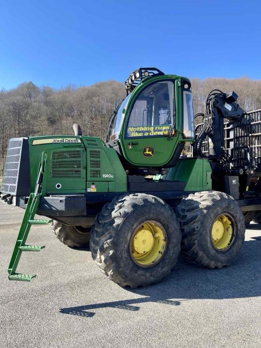 John Deere 1910E forwarder