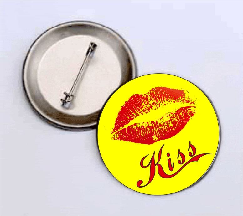 BEDŽ - SA NATPISOM KISS - 44 mm