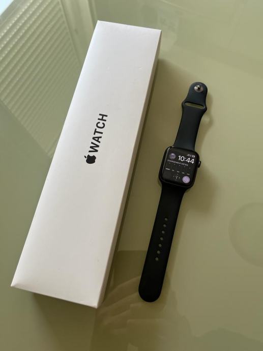 Apple Watch SE2 44 mm - crni - KAO NOV