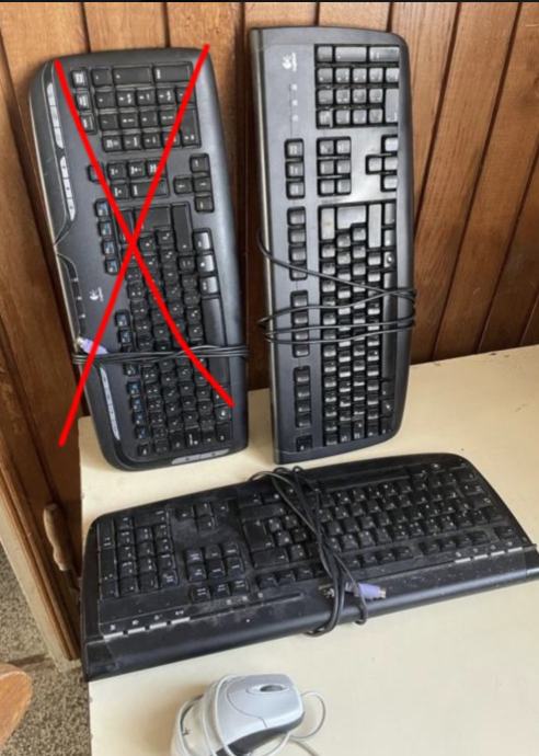 2 x Logitech Tipkovnice PS/2  + miš