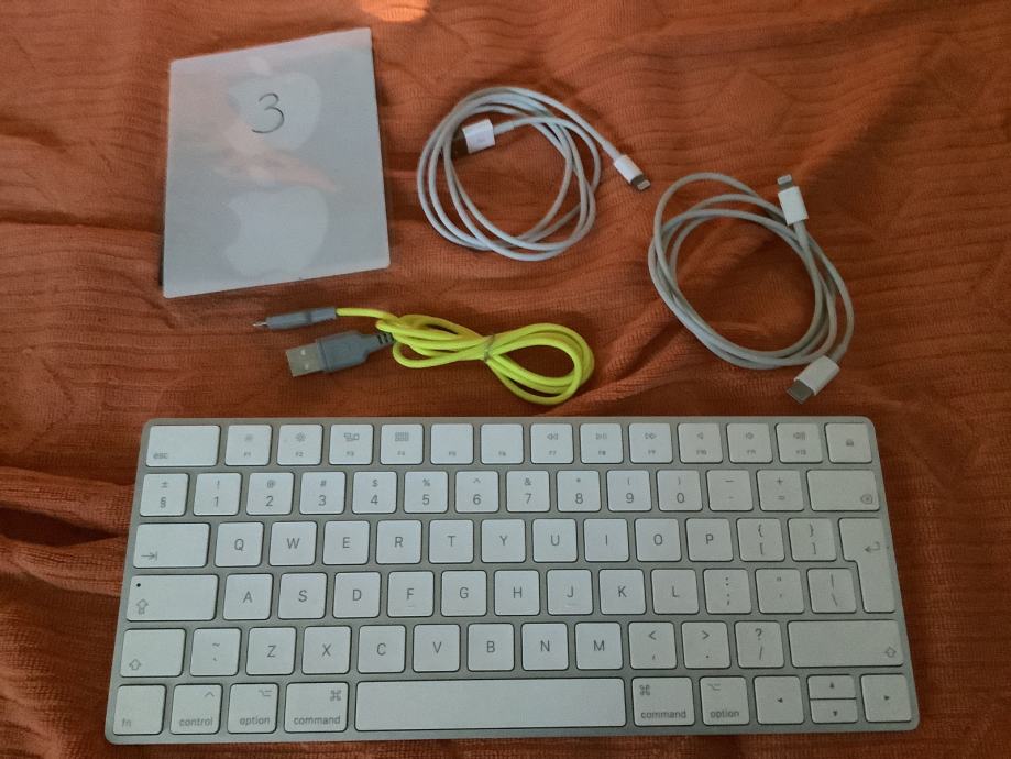 Apple Magic Keyboard + USB-C-&gt;Lightning + USB-&gt;Lightning