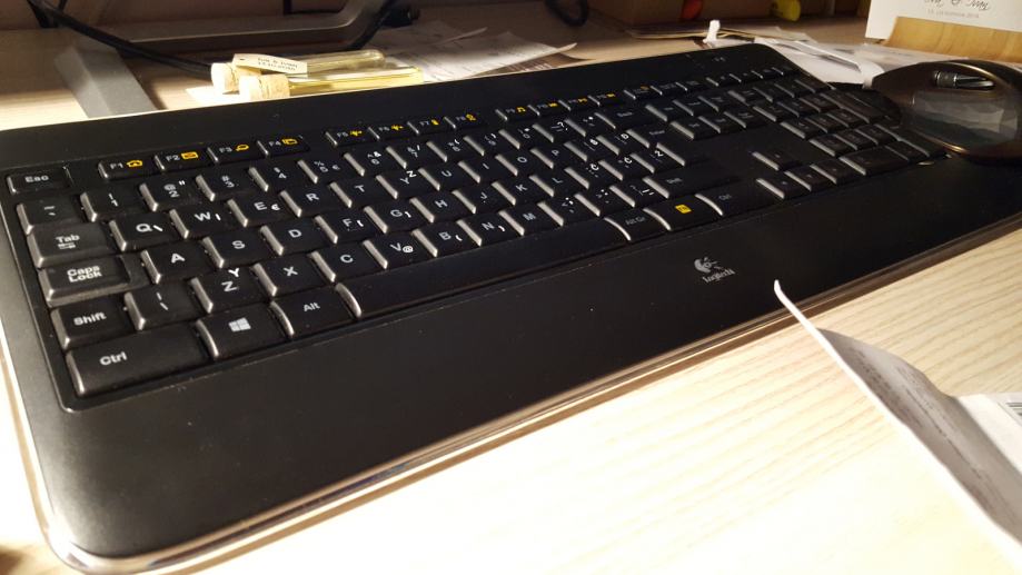 Logitech K800