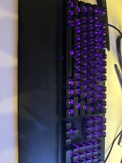 Razer Huntsman V2 purple