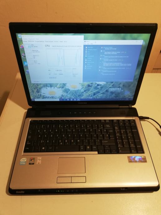 Toshiba L350 17inča pentium 3gb 120ssd