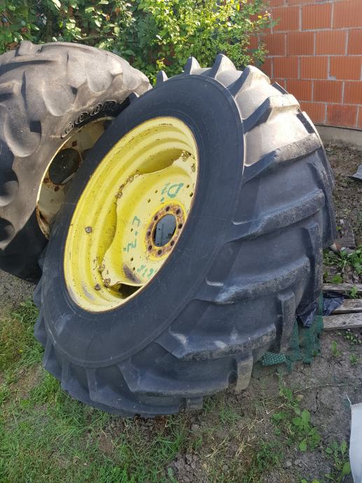 John Deere kotač - 16.9-30