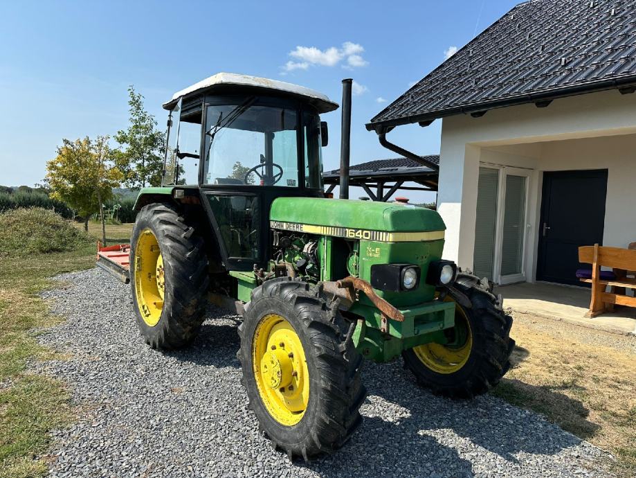 John Deere 1640, s utovarivačem