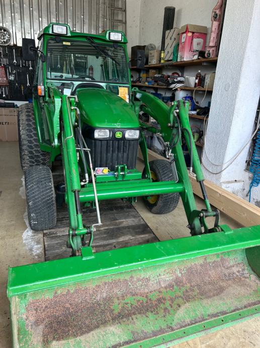 John Deere 4520 + priključci