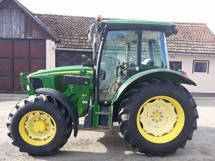 John Deere 5820