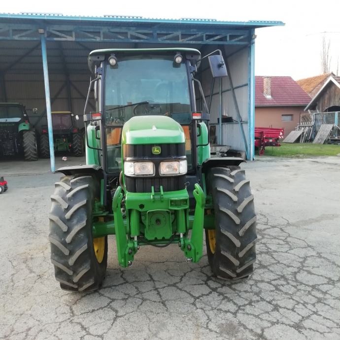 John Deere 5820