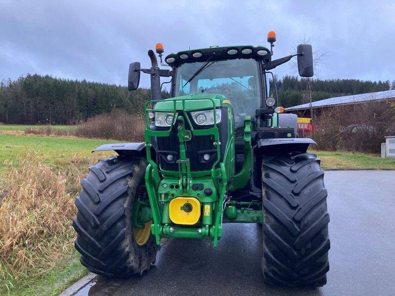 John Deere 6215R