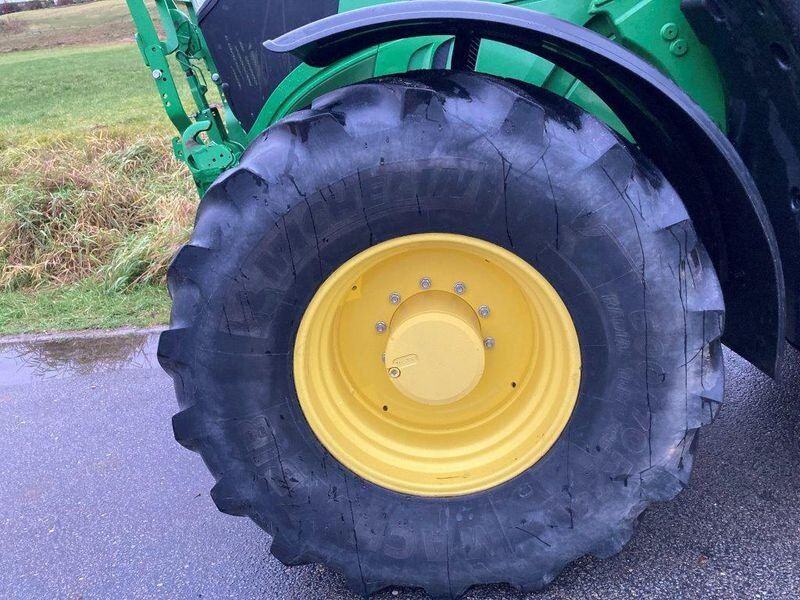 John Deere 6215R