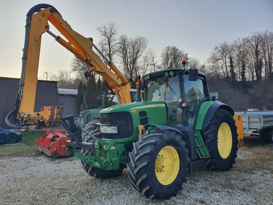 JOHN DEERE 6830 PREMIUM SA BOČNIM KRANOM HERDER