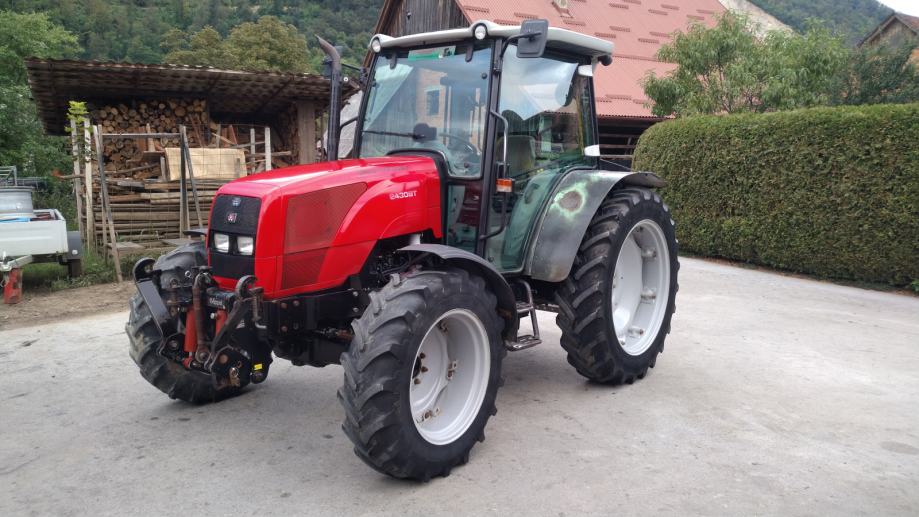 PRODAM TRAKTOR Massey Ferguson 2430ST - ČELNA HIDRAVLIKA - 70 KONJEV