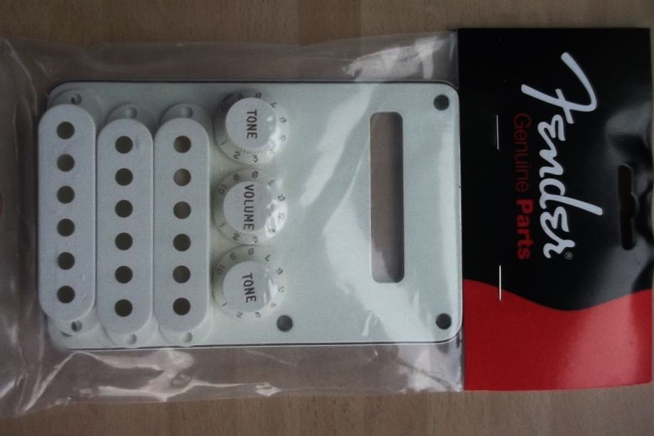 Fender Strat accessory kit + pickguard SSS