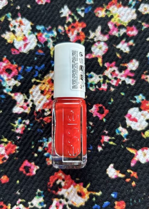 essie Nail Polish lak za nokte 2 nijanse - SAMO 6 EUR