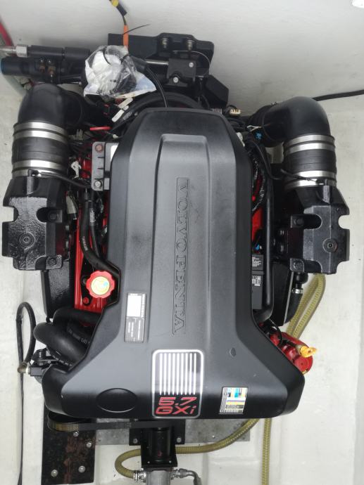 Volvo Penta 5.7GXi (320-hp)