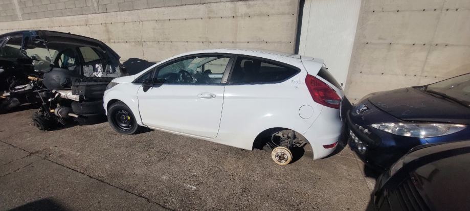 Ručica mjenjača Ford Fiesta.....25 eura