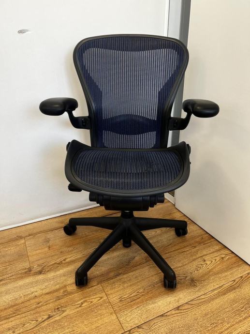 Refurbished Herman Miller Aeron - Plava uredska stolica