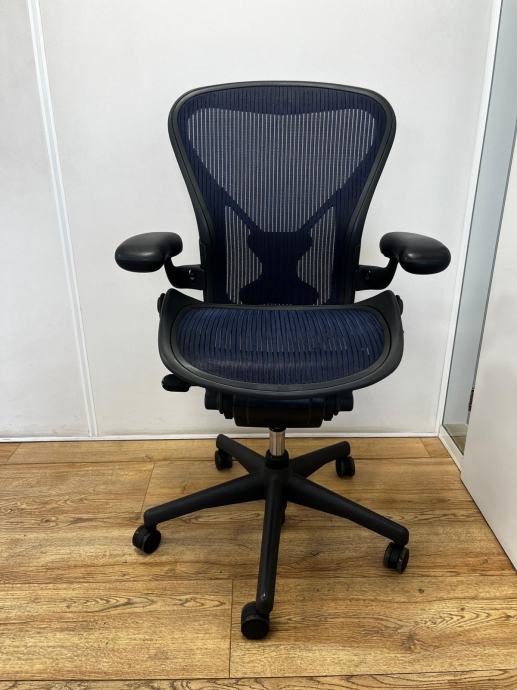 Refurbished Herman Miller Aeron Posturefit - Plava uredska stolica