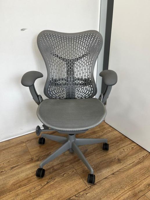 Refurbished Herman Miller Mirra Full Option - Siva uredska stolica