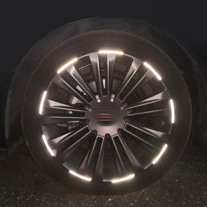 Set reflektirajućih naljepnica za glavčinu kotača automobila - srebrna