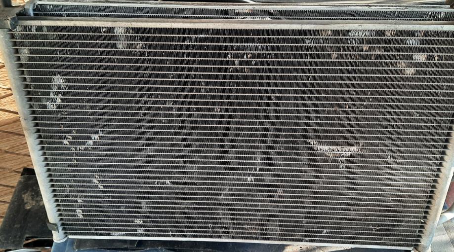 Ford fiesta benzin 2007, komplet dva hladnjaka sa ventilatorom