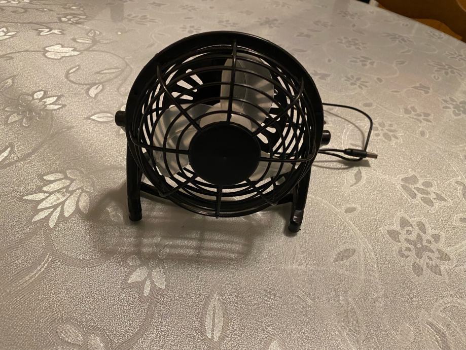 Mali stolni ventilator