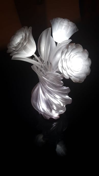 Lampe u obliku ruža za svadbene stolove