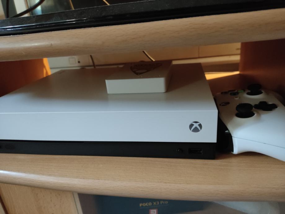 XBOX One X white LE