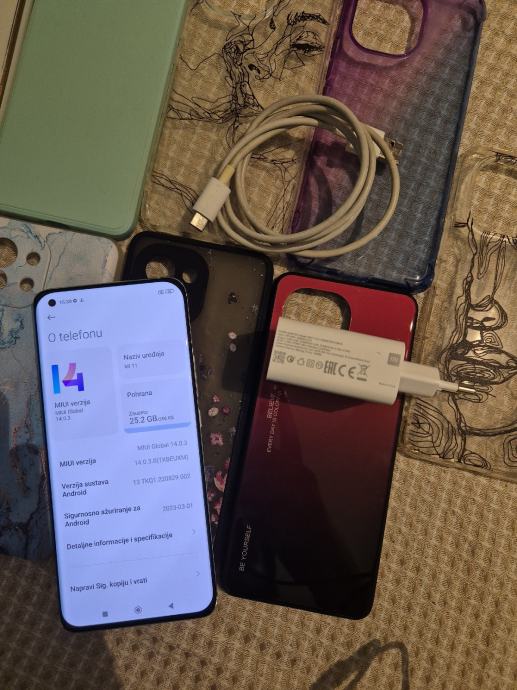 Xiaomi Mi 11 8GB 256GB + originalni punjač + 11 maskica