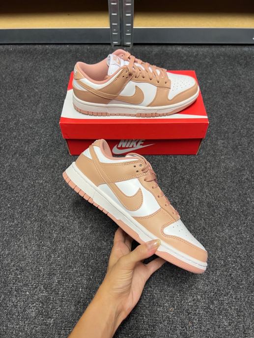 Prodajem Nike Dunk “Rose Whisper”